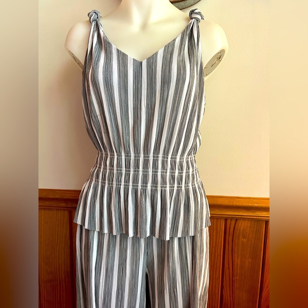Outfit, wide leg pants with matching tank, dressy casual, white, black, grey
